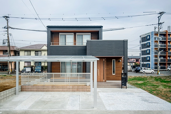 美しく佇むオープン階段の住まい